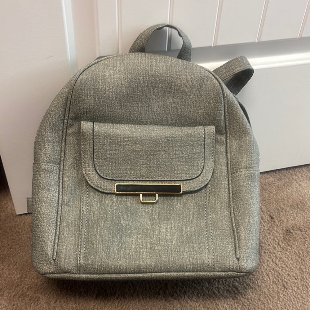 Stylish Gray Backpack - image 1